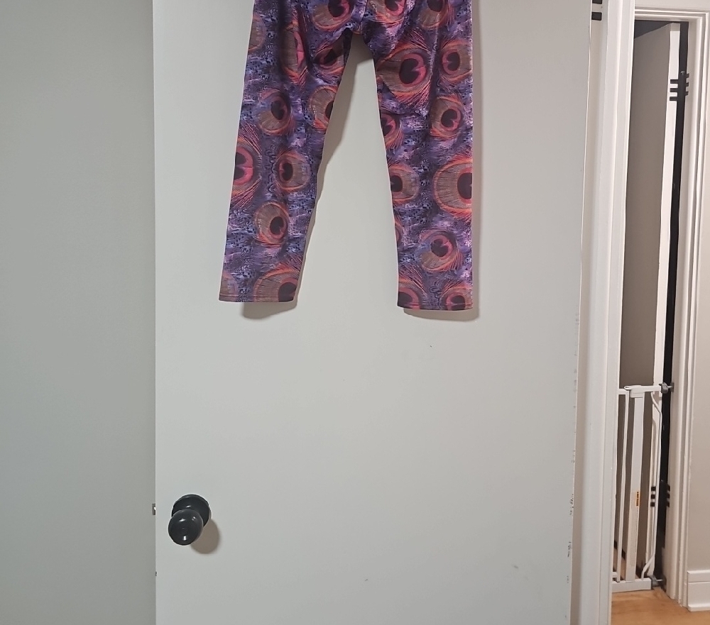 Onzie Leggings with Purple and Pink Pattern - Picture 4 of 4
